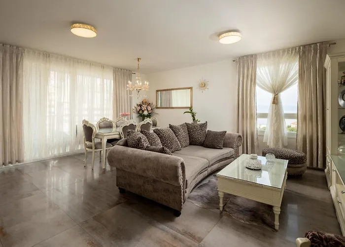 Luxury Azure شقة *